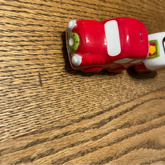 Christmas Car and Trailer Salt and Pepper Shakers - Picture 7 of 8